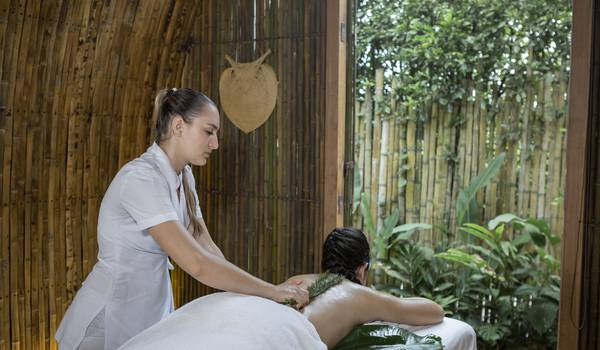RELAXING MASSAGE WITH VOLCANIC STONES